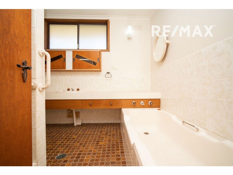 28 Lakeside Drive, Lake Albert NSW 2650