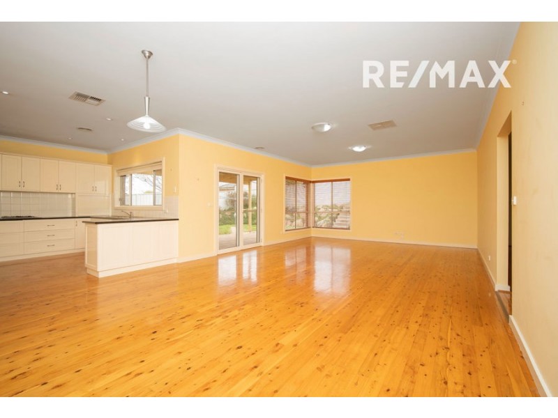 6 Lyndoch Place, Bourkelands NSW 2650