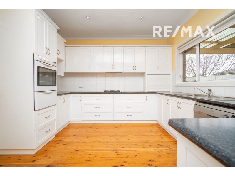 6 Lyndoch Place, Bourkelands NSW 2650