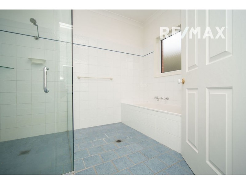 6 Lyndoch Place, Bourkelands NSW 2650