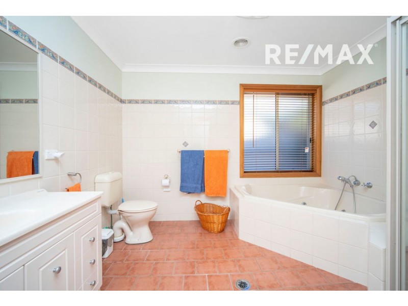 35 Stirling Boulevard, Tatton NSW 2650