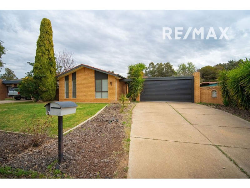 24 Pinaroo Drive, Glenfield Park NSW 2650