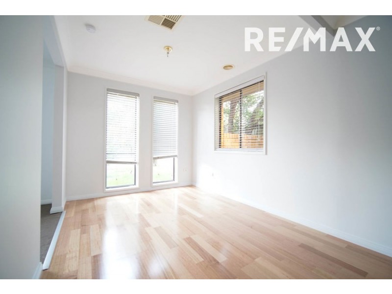 24 Pinaroo Drive, Glenfield Park NSW 2650