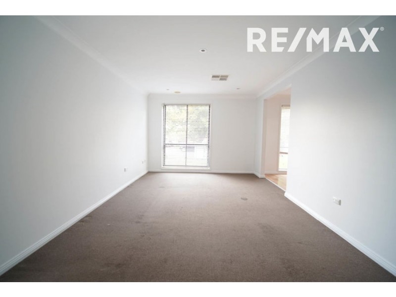 24 Pinaroo Drive, Glenfield Park NSW 2650