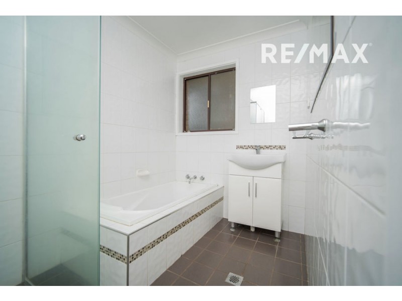 24 Pinaroo Drive, Glenfield Park NSW 2650