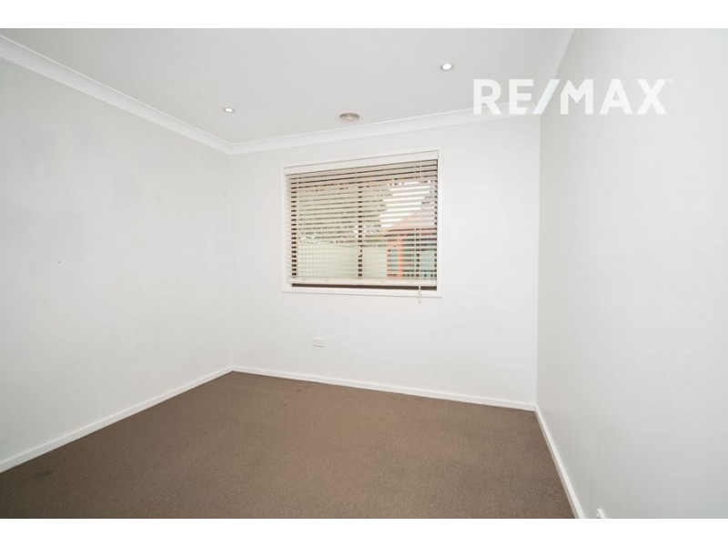 24 Pinaroo Drive, Glenfield Park NSW 2650