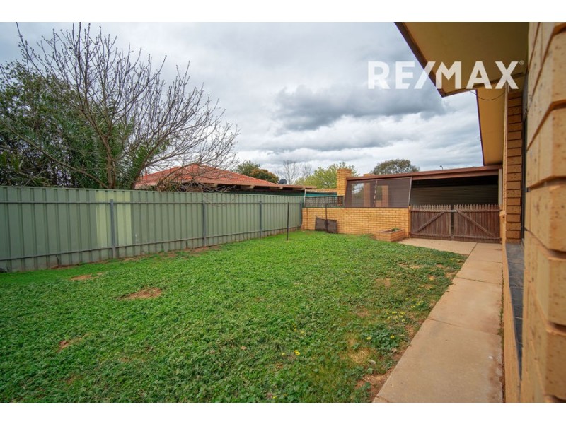 24 Pinaroo Drive, Glenfield Park NSW 2650