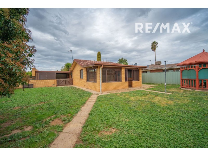 24 Pinaroo Drive, Glenfield Park NSW 2650