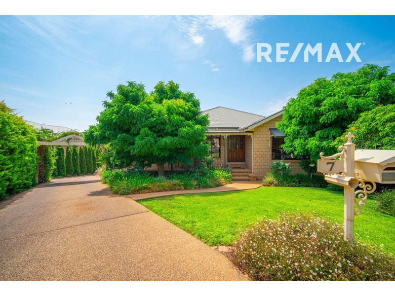 7 Headley Place, Kooringal NSW 2650