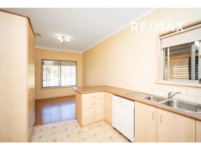 2 Waratah Street, Kooringal NSW 2650
