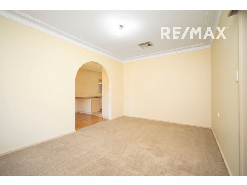 2 Waratah Street, Kooringal NSW 2650