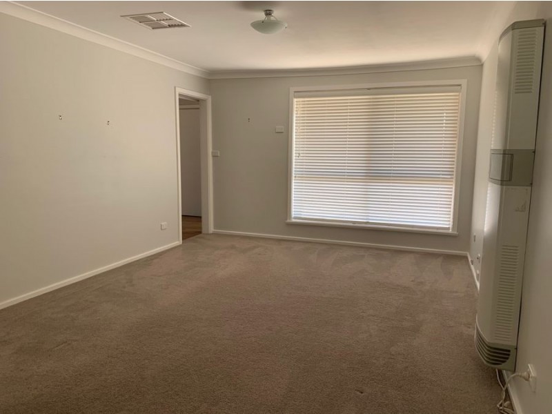 11 Geneva Crescent, Lake Albert NSW 2650