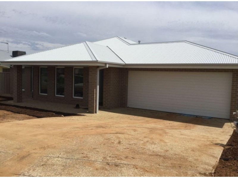 2 Mulberrygong Court, Gobbagombalin NSW 2650