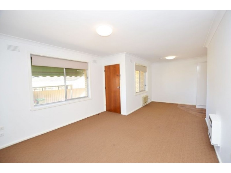 2/5 Henschke Avenue, Tolland NSW 2650