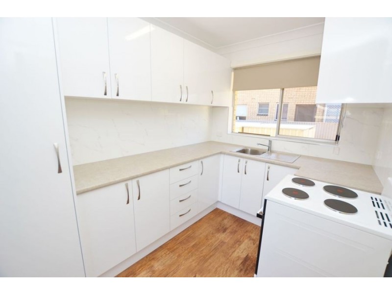 2/5 Henschke Avenue, Tolland NSW 2650