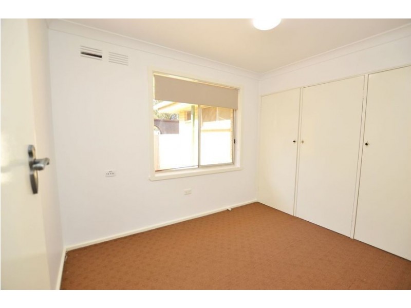 2/5 Henschke Avenue, Tolland NSW 2650