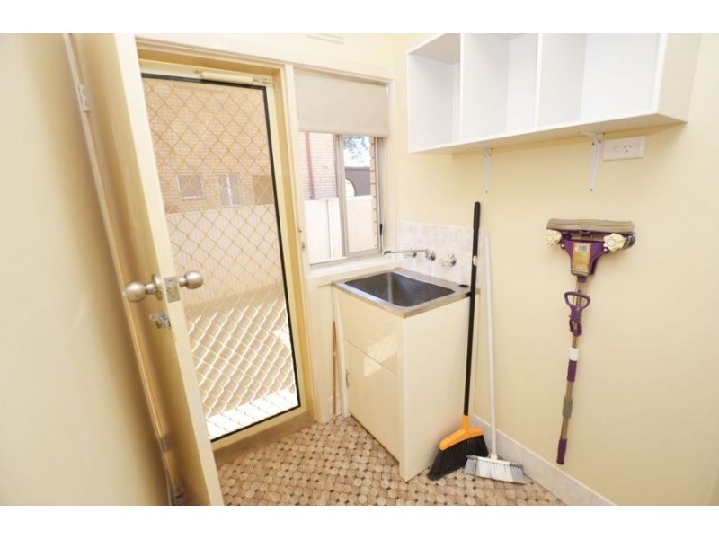 2/5 Henschke Avenue, Tolland NSW 2650