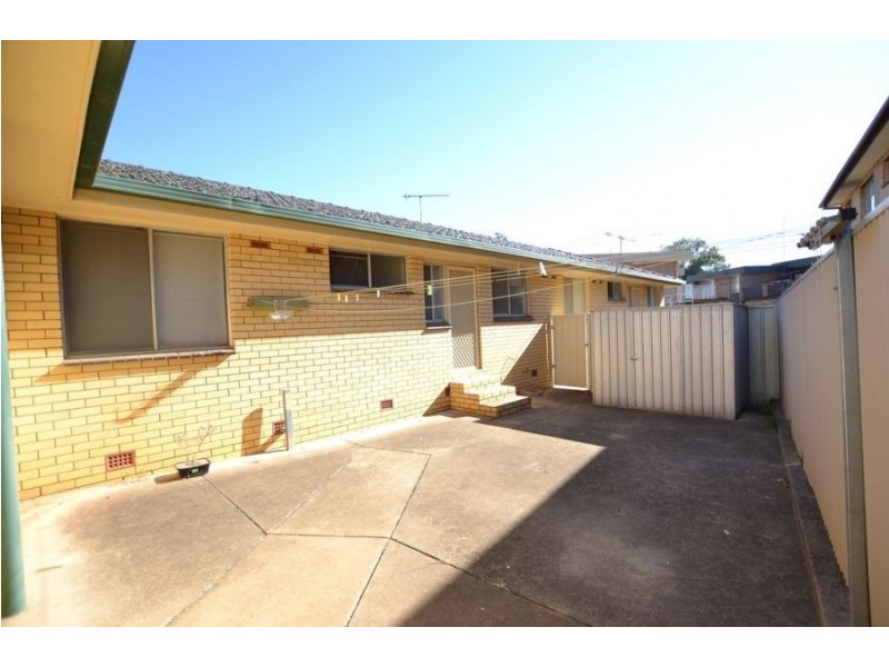 2/5 Henschke Avenue, Tolland NSW 2650
