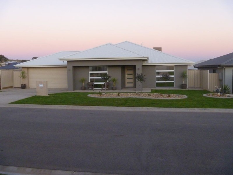 13 Goonawarra Street, Gobbagombalin NSW 2650