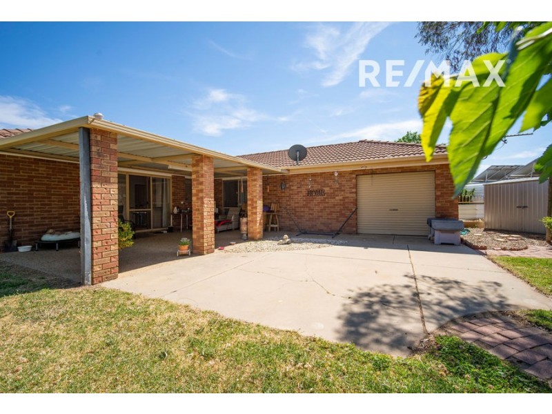 31 Warrambool Crescent, Glenfield Park NSW 2650
