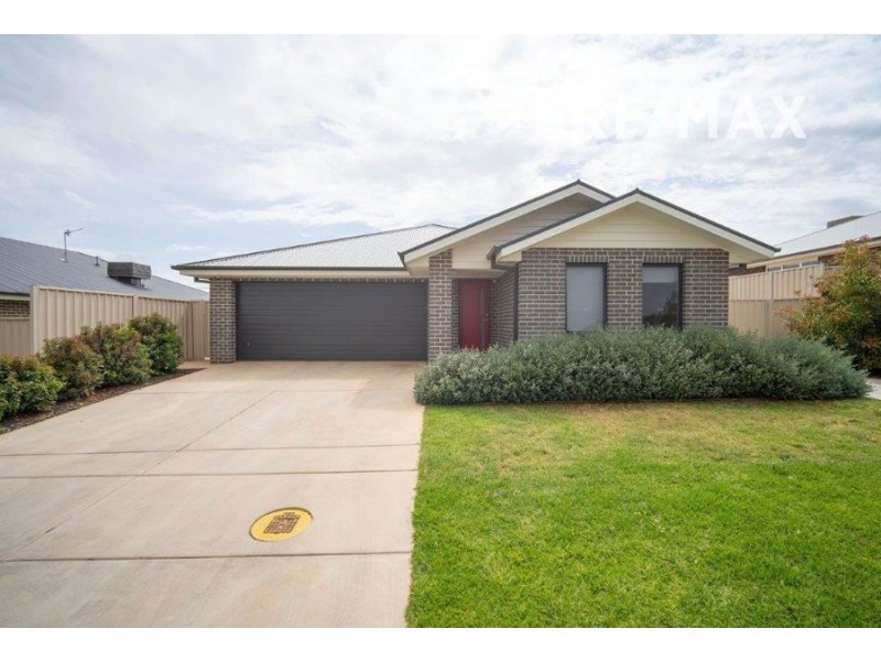 2/84 Barmedman Avenue, Gobbagombalin NSW 2650