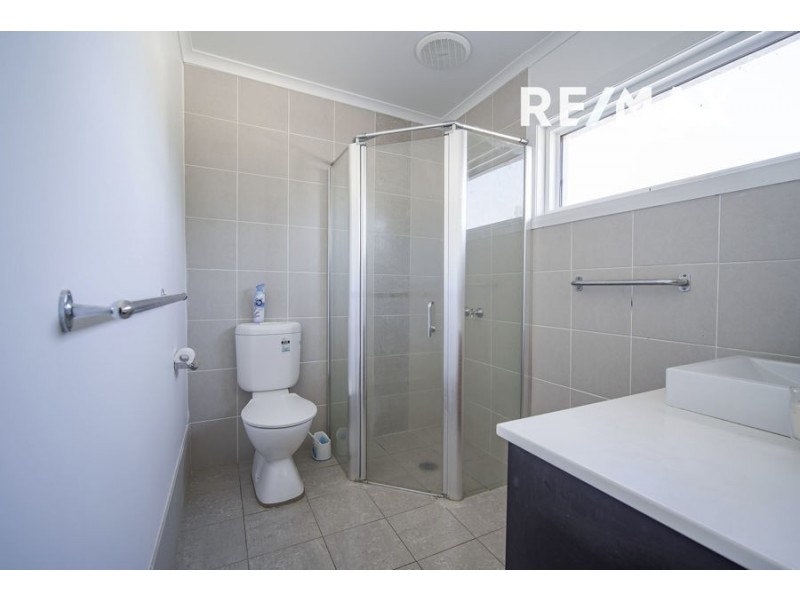 4 Kyeamba Avenue, Lake Albert NSW 2650