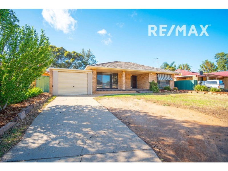 72 Huthwaite Street, Mount Austin NSW 2650