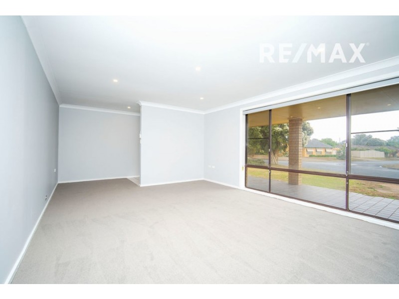 72 Huthwaite Street, Mount Austin NSW 2650