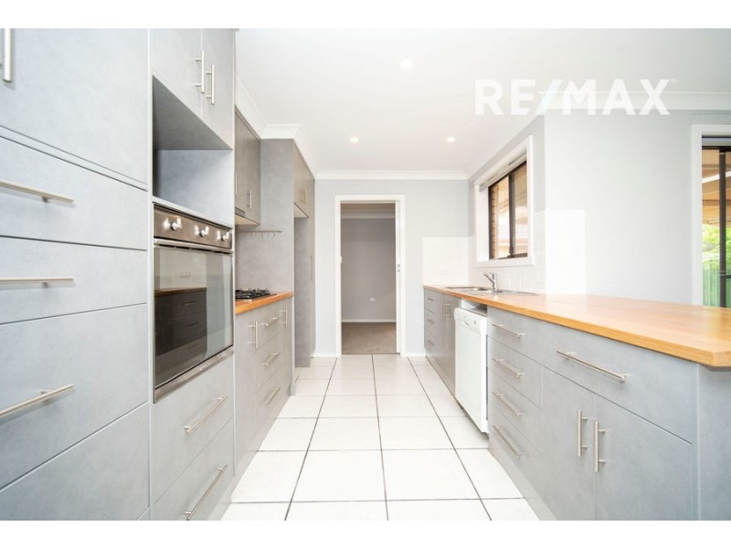 72 Huthwaite Street, Mount Austin NSW 2650