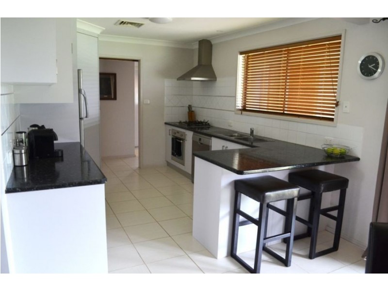 32 Pinaroo Drive, Glenfield Park NSW 2650