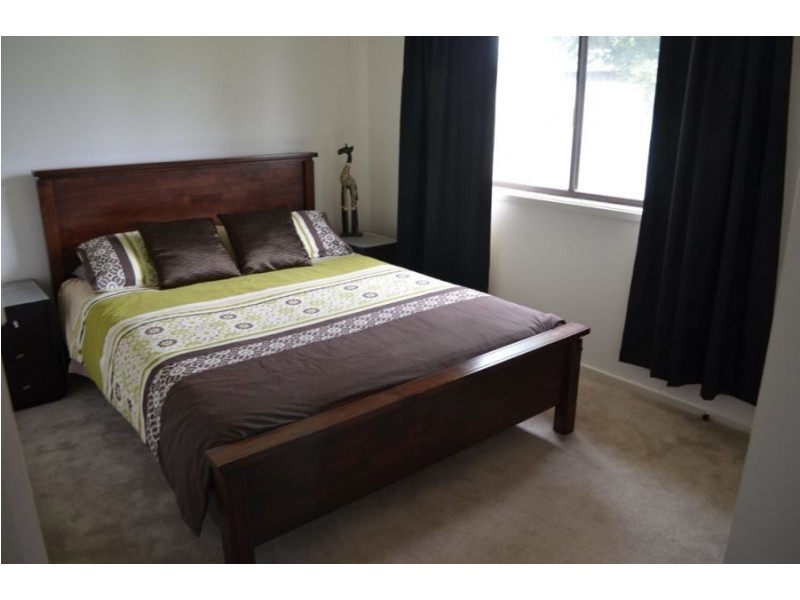 32 Pinaroo Drive, Glenfield Park NSW 2650