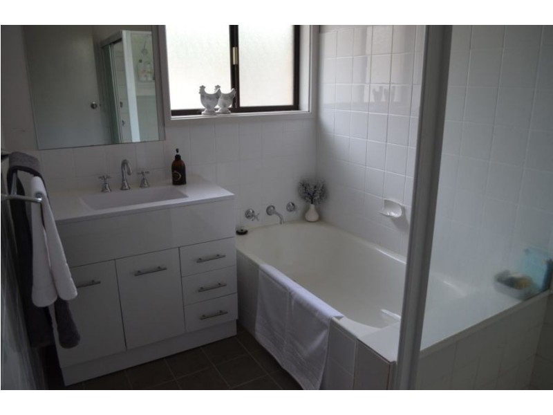 32 Pinaroo Drive, Glenfield Park NSW 2650