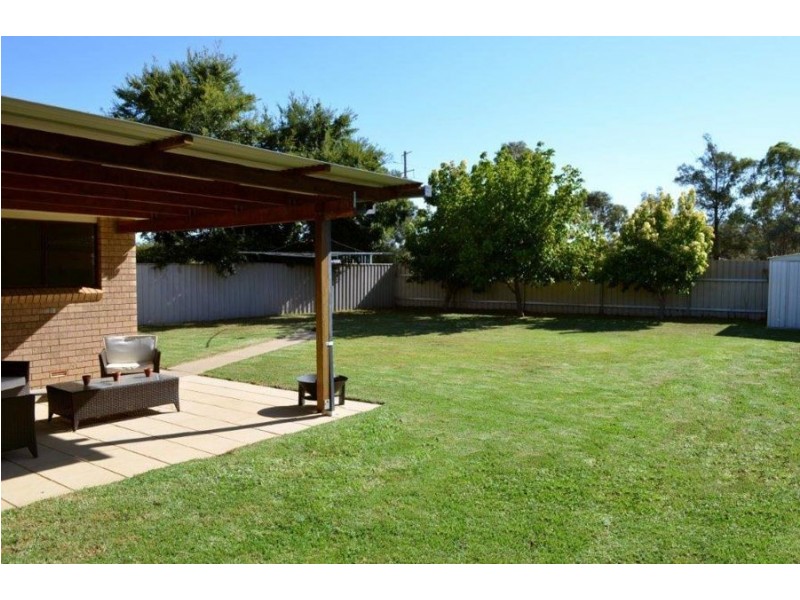 32 Pinaroo Drive, Glenfield Park NSW 2650