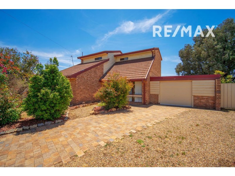 17 Grevillea Crescent, Lake Albert NSW 2650