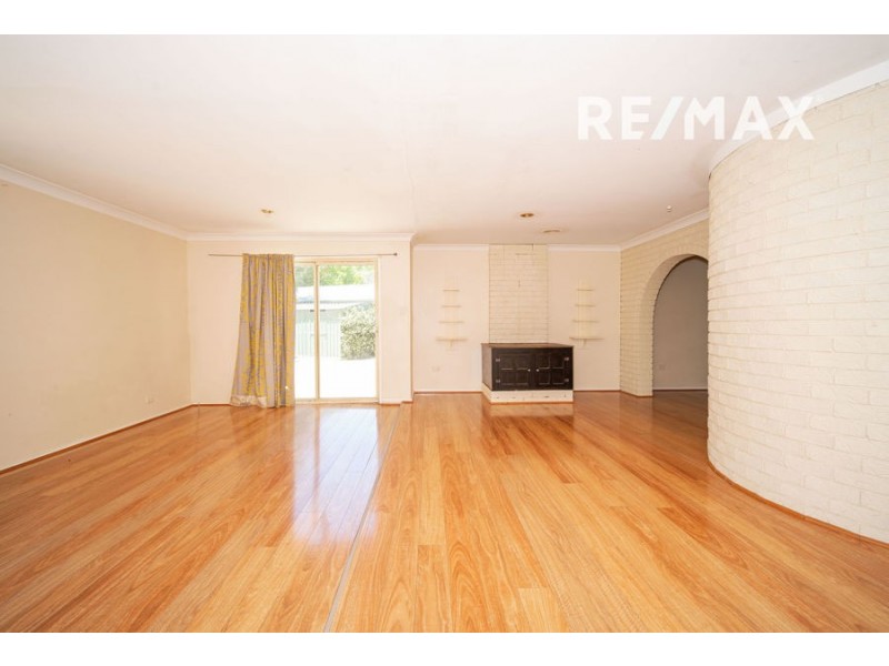 17 Grevillea Crescent, Lake Albert NSW 2650