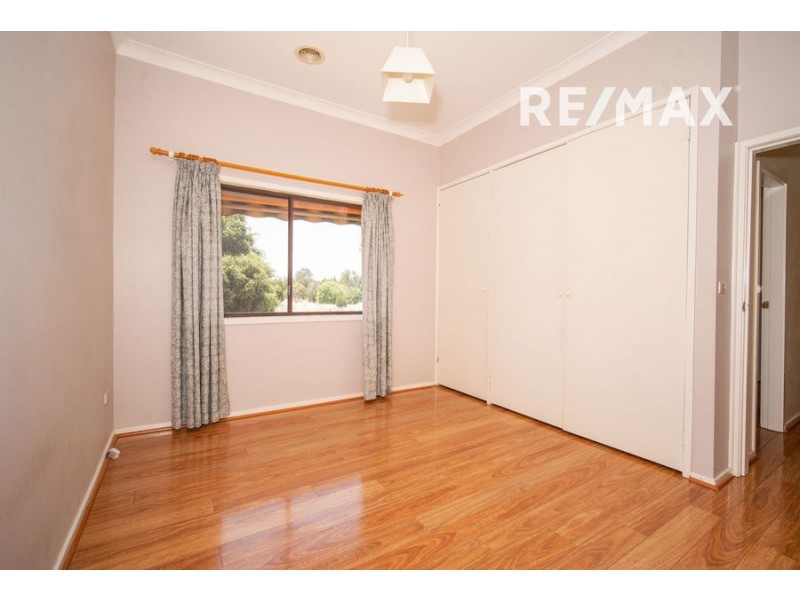 17 Grevillea Crescent, Lake Albert NSW 2650