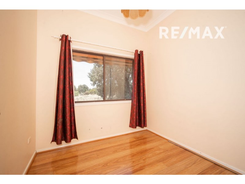 17 Grevillea Crescent, Lake Albert NSW 2650