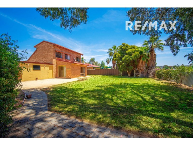 17 Grevillea Crescent, Lake Albert NSW 2650