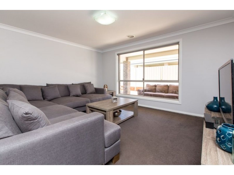 9 Morris Crescent, Gobbagombalin NSW 2650