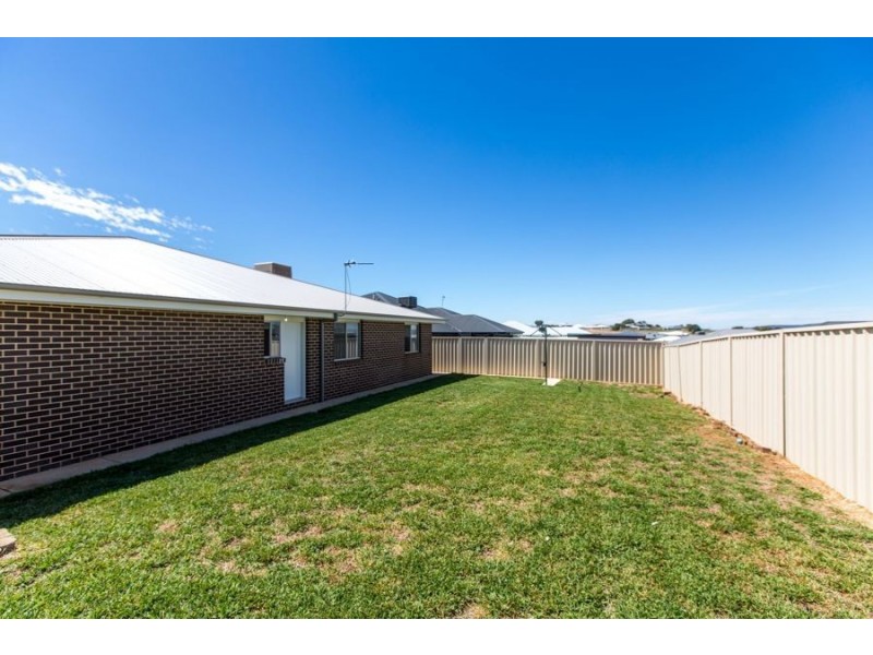 9 Morris Crescent, Gobbagombalin NSW 2650