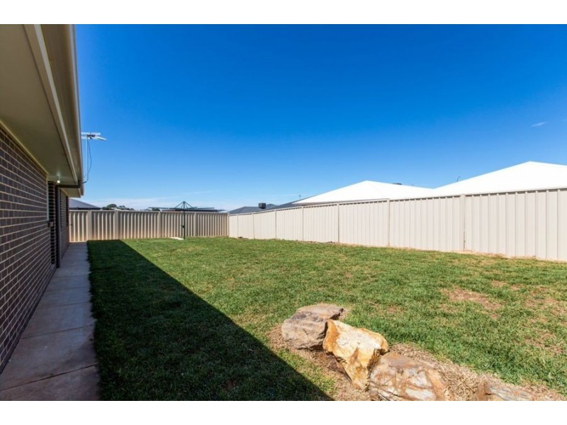 9 Morris Crescent, Gobbagombalin NSW 2650