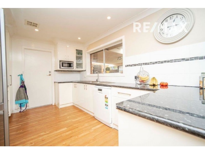 12 Avon Avenue, Lake Albert NSW 2650