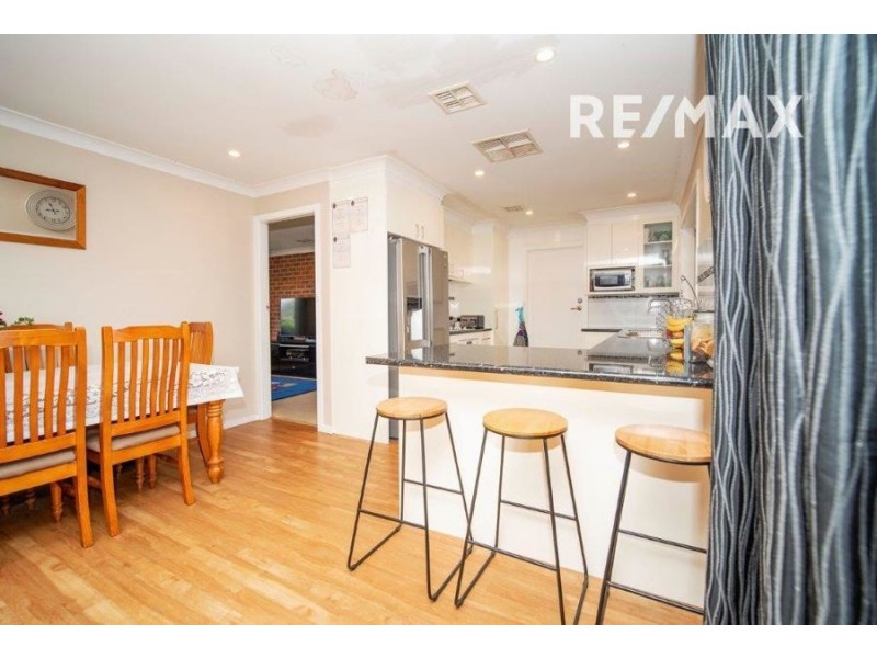 12 Avon Avenue, Lake Albert NSW 2650