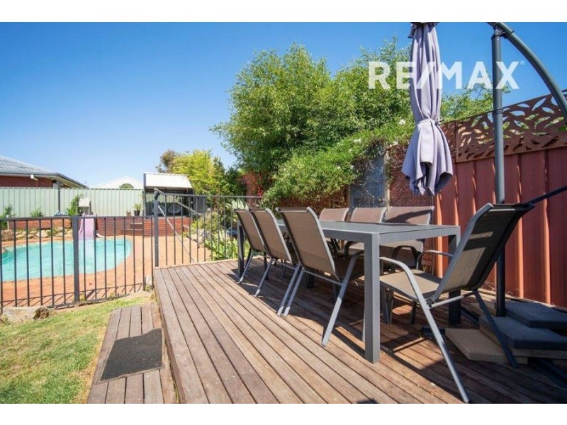 12 Avon Avenue, Lake Albert NSW 2650