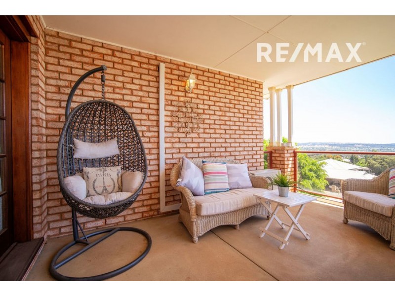 32 Allambie Way, Mount Austin NSW 2650