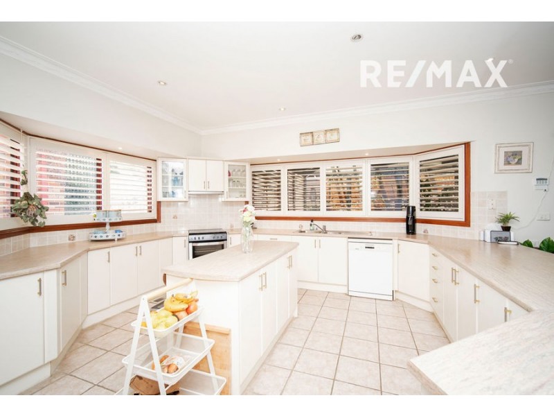 32 Allambie Way, Mount Austin NSW 2650