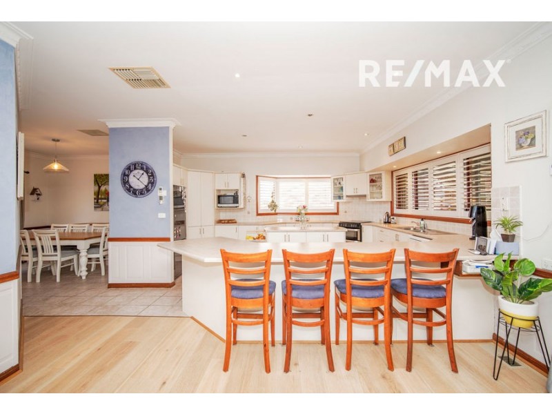 32 Allambie Way, Mount Austin NSW 2650