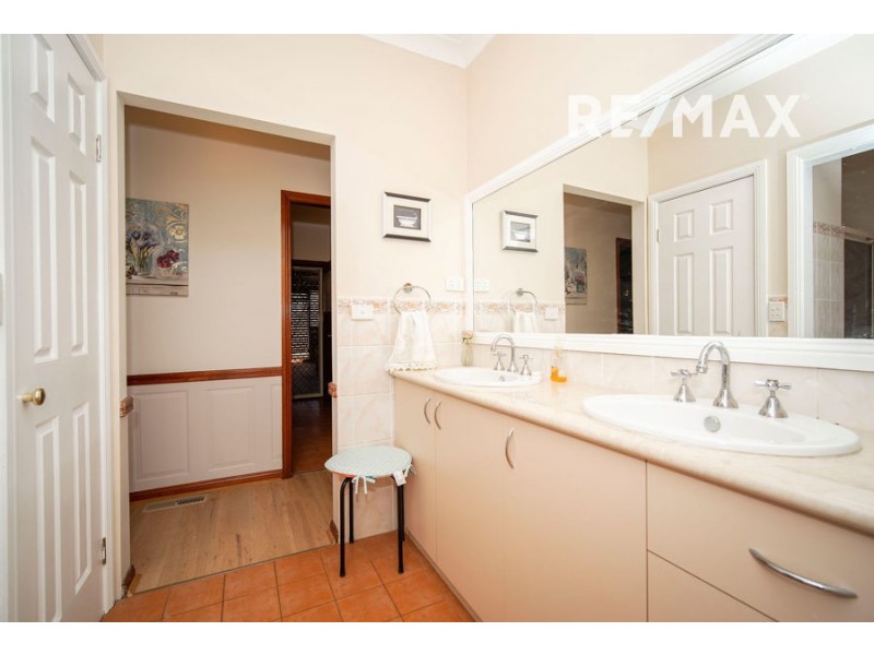 32 Allambie Way, Mount Austin NSW 2650