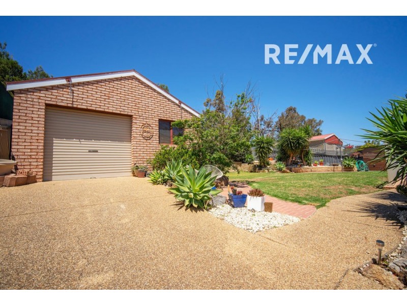 32 Allambie Way, Mount Austin NSW 2650