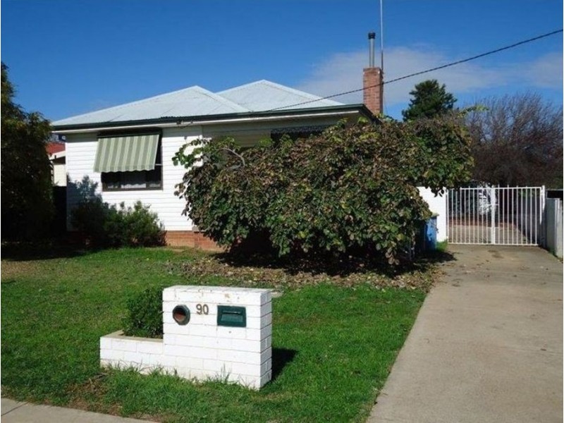 90 Bolger Avenue, Mount Austin NSW 2650